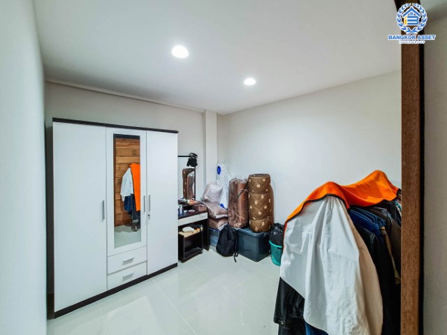 *****ทาวน์เฮ้าส์มือสองที่คุ้มที่สุด! ม.พิบูลย์ บางซื่อ เนื้อที่ 20 ตร.ว. ฟังก์ชัน 4 ห้องนอน 3 ห้องน้ำ สภาพสวย เดินระบบน้ำ-ไฟใหม่ พร้อมเฟอร์นิเจอร์! ทำเลดีใกล้เมือง! เชื่อมต่อรถไฟฟ้าสายสีม่วง "สถานีแยกติวานนท์" เข้า-ออกได้หลายทางทั้ง ถนนพิบูลย์สงคราม, ถนนวงศ์สว่าง และจุดขึ้นทางด่วน "ศรีรัช-วงแหวนรอบนอก"